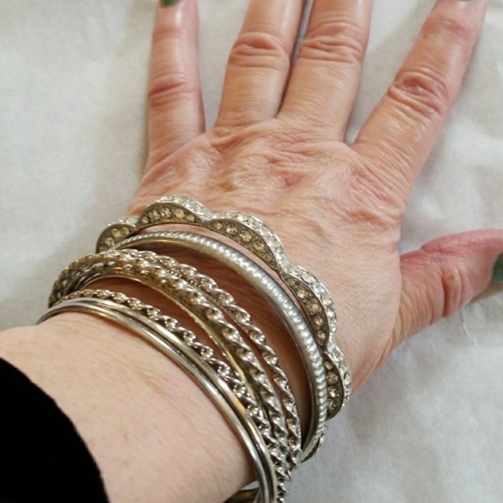 Silver bangle bundle‎